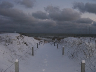 Weg zum Strand im Winter