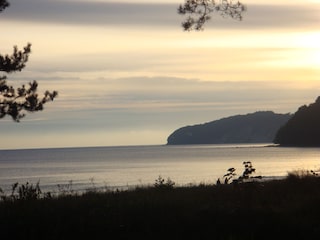 Binzer Strand vor den Villen in der Dämmerung