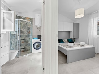 Bedroom/Bathroom