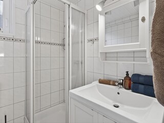 Ihr Badezimmer mit Dusche, WC und Außenfenster
