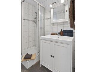 Ihr Badezimmer mit Dusche, WC und Außenfenster