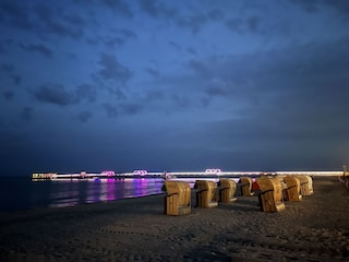 Seebrücke bei Nacht