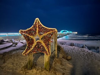 Seebrücke bei Nacht