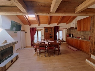 großes Wohnzimmer mit Küche