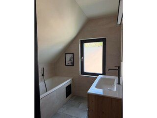 Bad oben mit Badewanne