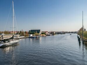 Ferienhaus Haus mit großem Garten im Wassersportgebiet - Grou - image1