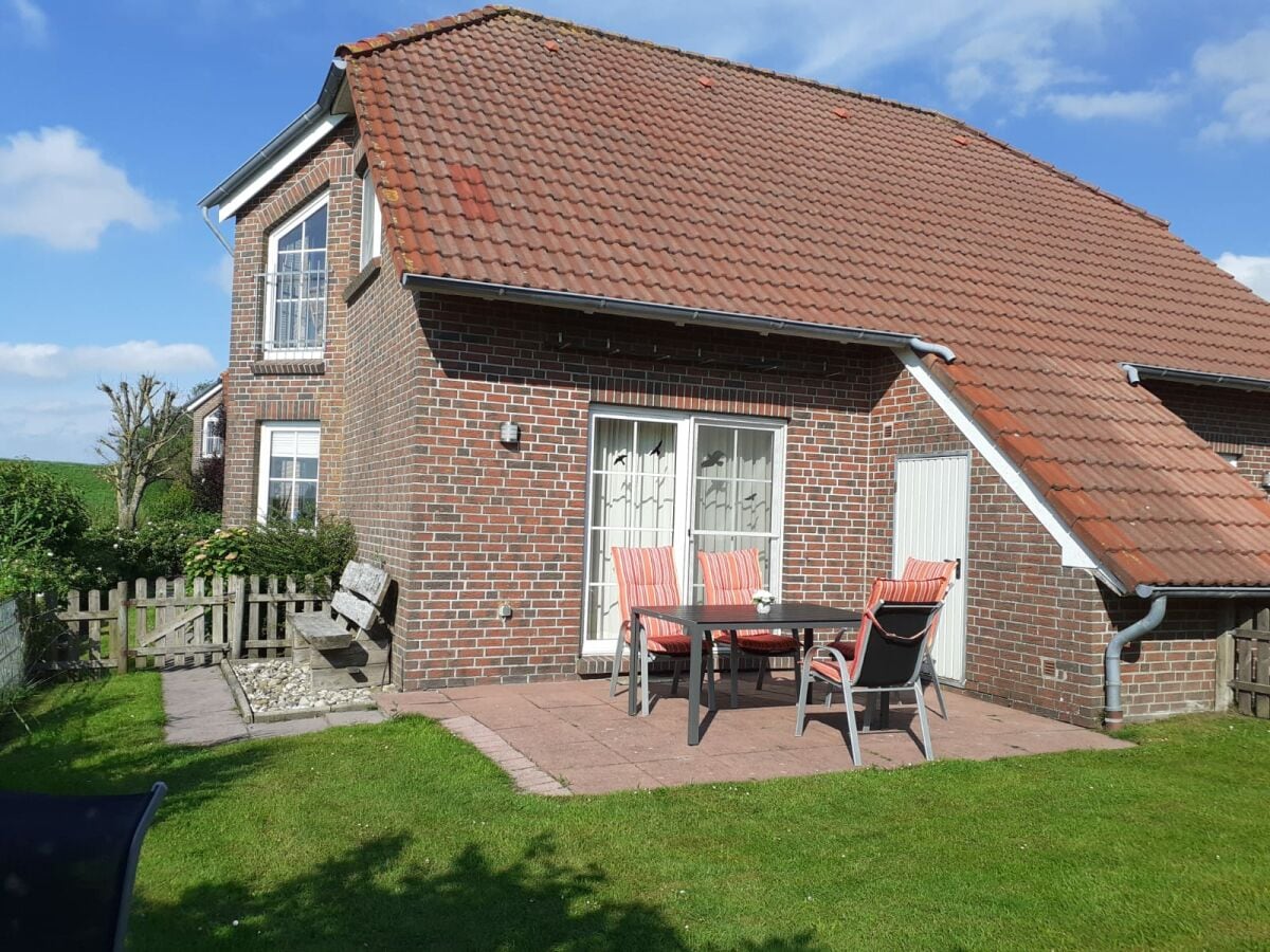 Terrasse mit Blick auf Feld und Deich