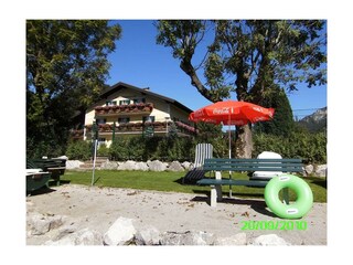 Badestrand mit Pension im Hintergrund