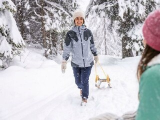 Winterwandern mit Schlitten (c)Fuschlseeregion-Erb