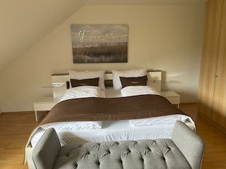 FW Schlafzimmer Bergblick Bett1.