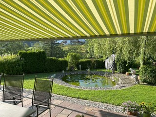 Terasse mit Blick auf den Teich