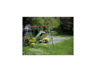 Schaukel auf der Spielwiese