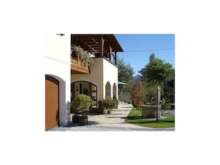 Aussenansicht vom Parkplatz her