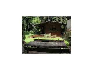 Hütte und Sitzgruppe im Garten