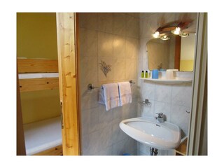 Durchgang durchs Bad ins Kinderzimmer