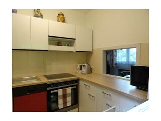 Mit Wasserkocher, Kaffeemaschine und Mikrowelle