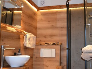 Holz trifft Glas Badezimmer