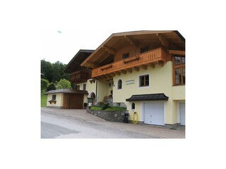 Leihen Sie sich ein Boot an der Promenade aus und erkunden Sie den Fuschlsee. co