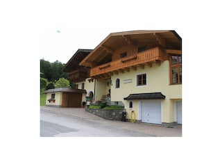 Leihen Sie sich ein Boot an der Promenade aus und erkunden Sie den Fuschlsee. co