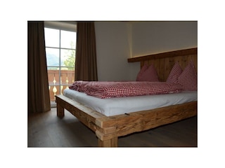 Schlafzimmer mit begehbaren Kleiderschrank