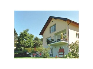 Hausansicht vom Garten mit Terrasse