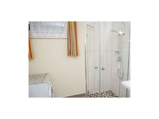 Bad mit Dusche und Waschmaschine