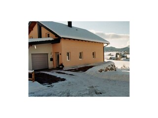 Hauseingang mit Parkplatz