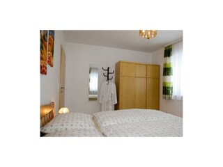 Schlafzimmer mit Doppelbett