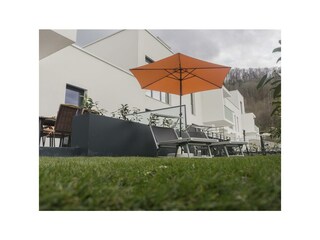 Liegen und Sonnenschirm im Garten