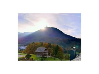 Blick vom Heuber auf "TheView²" und Gaisberg