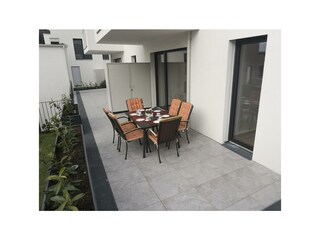 Terasse mit Sitzgelegenheit