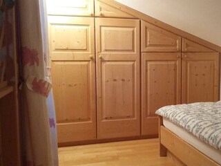 Massivholz-Einbauschrank