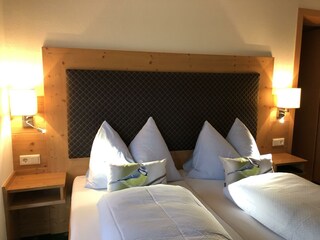 Bett mit Vogelpolster