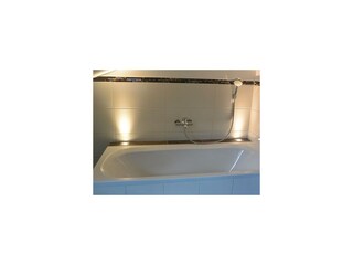 Badezimmer mit Badewanne & Dusche