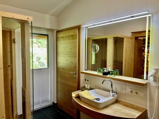 Badezimmer mit Infrarotkabine