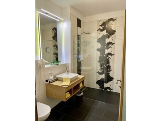 Badezimmer mit Dusche