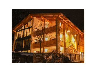 Bauers Müllerhaus Appartements bei Nacht Mühlbach