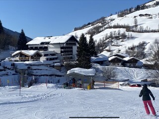 Übungslift und Skipiste direkt am Haus