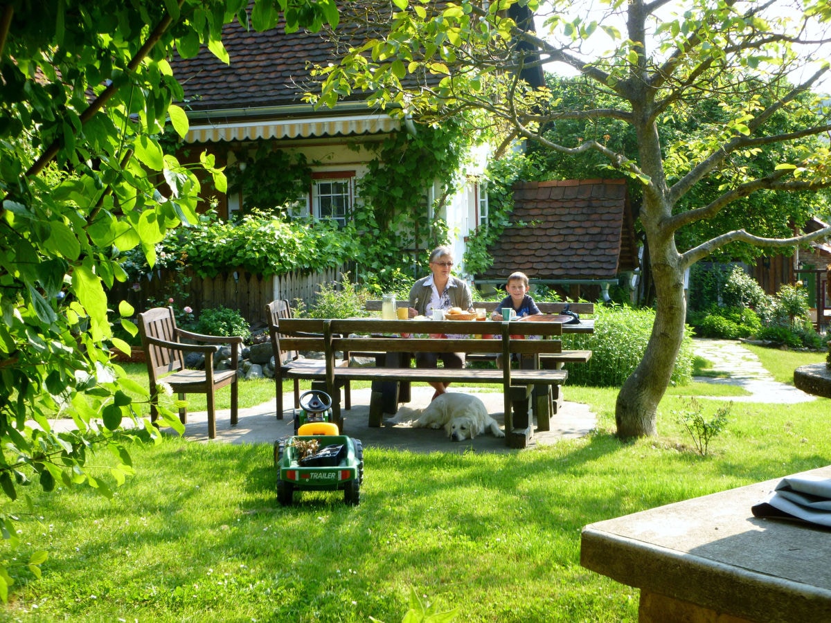 Frühstück im Hof - die Gastgeberin mit Enkerl Matthias