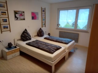 Schlafzimmer1 f. 4 Personen : 2 Einzelbetten/Etagenbett