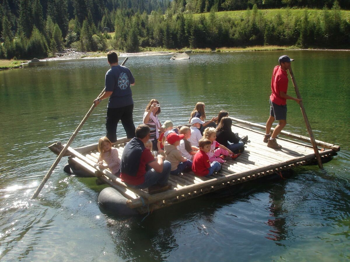 Floßfahrt am Bergsee