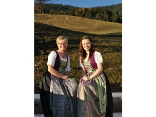 Martina & Susanne in Taxenbacher Dirndl gesamt 037