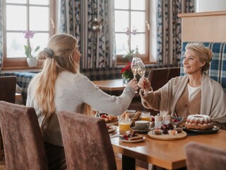 Stoaberg-Moods-indoor-Mutter-und-Tochter-web-8