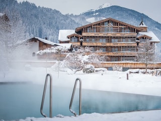 8_Hotel Winter außen (©Peter Kühnl)