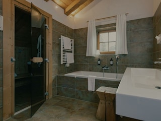 59_Chalet Badezimmer (©Peter Kühnl)