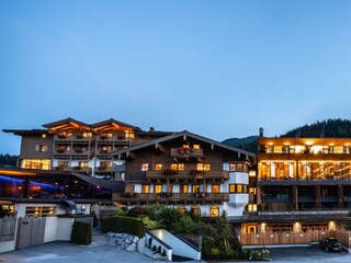 riederalm_hotelansicht-nacht_(c)carmen-huter