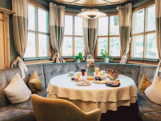 riederalm_fruehstueckstisch_(c)focus-media