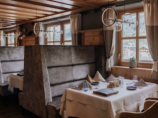 riederalm_restaurant-steinbergstube_(c)the-creatin