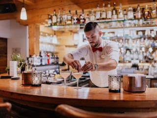 riederalm_barkeeper_(c)the-creating-click