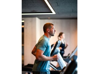 riederalm_fitnessraum-laufband_(c)joerg-lehmann